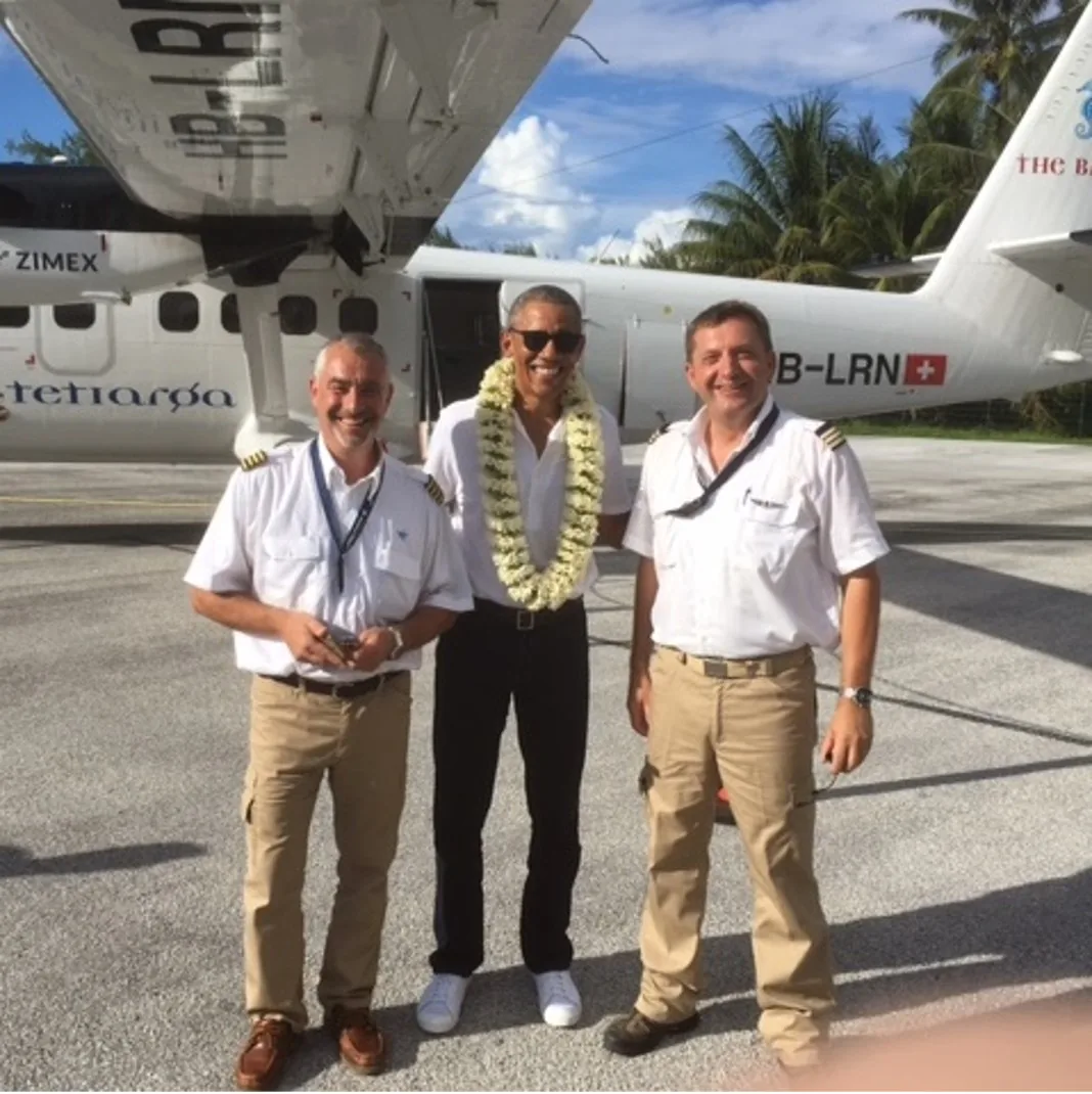 Barack Obama with Zimex crew in front of Twin Otter HB-LRN.
